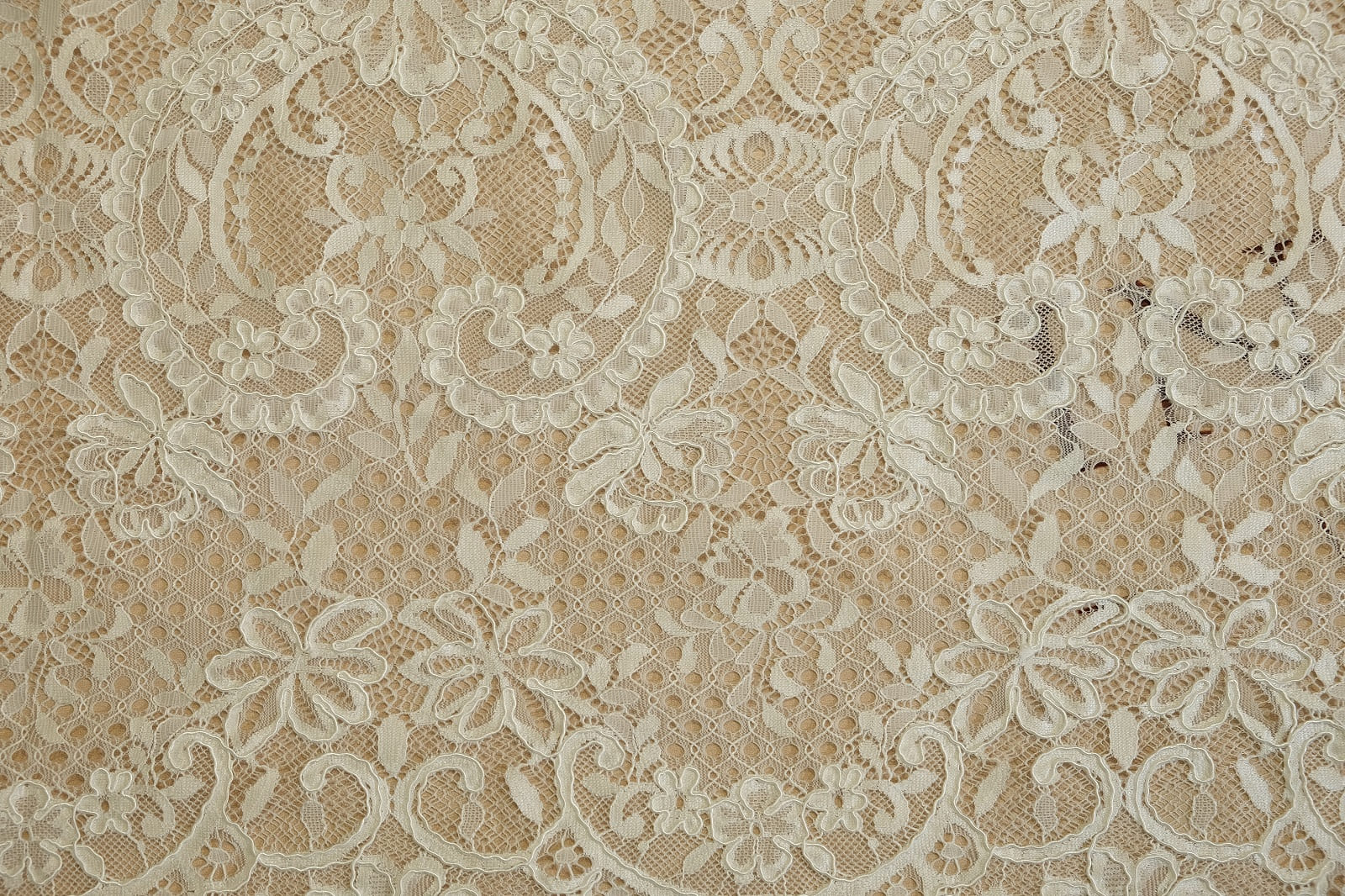 chantilly with cord pattern 386133