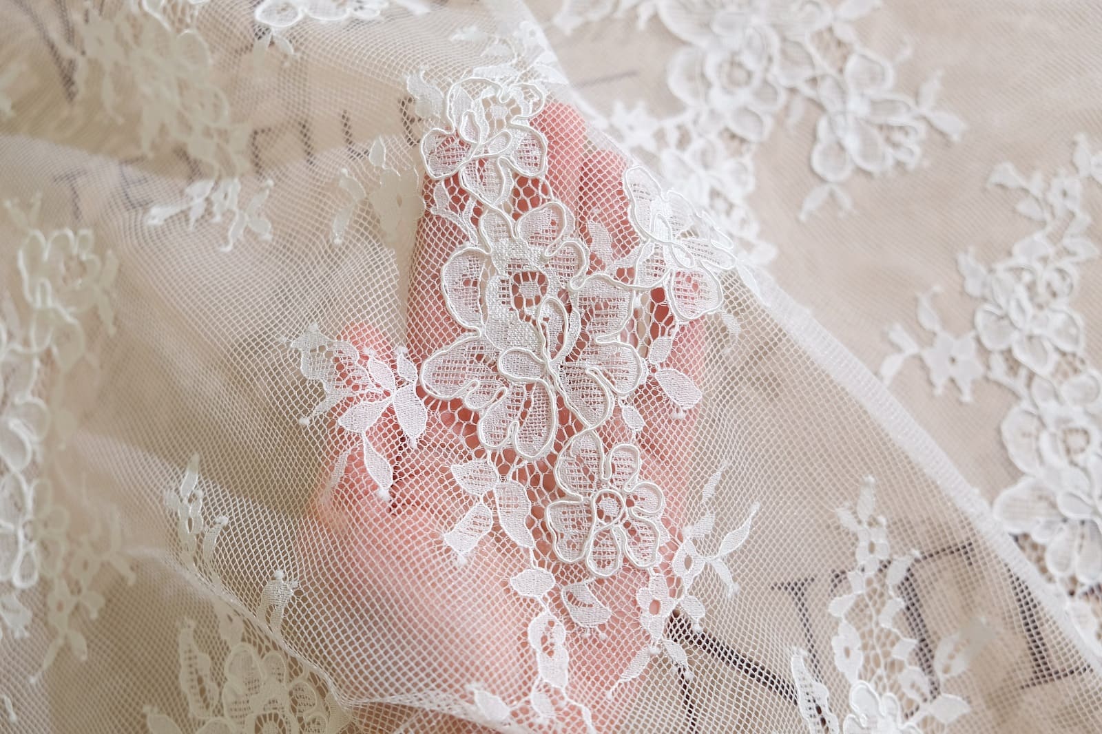 chantilly with cord on hand 386195