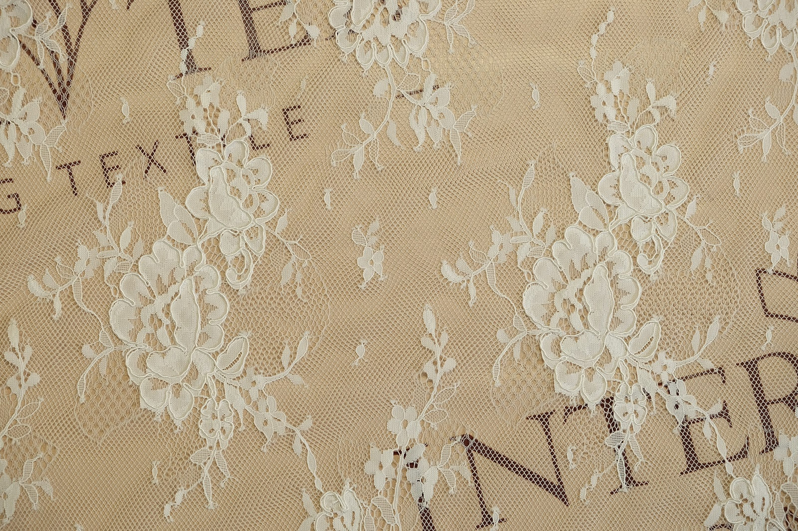 chantilly with cord center of canvas 386331