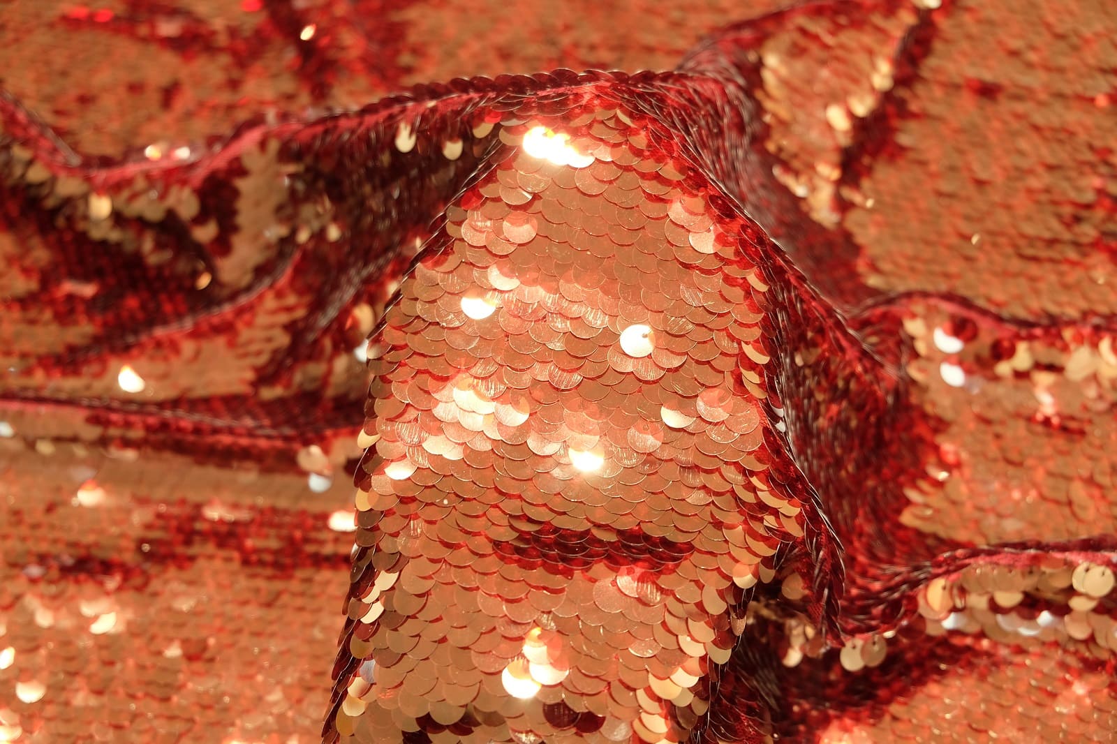 wet-look burgundy sequins on hand 386416