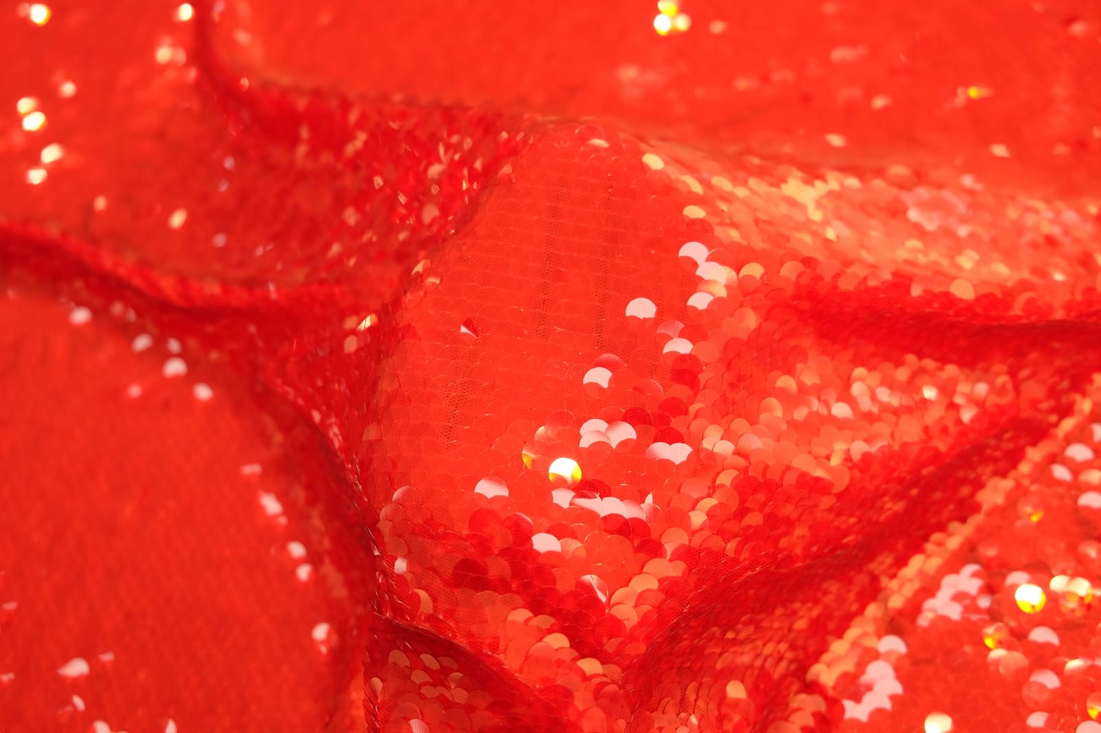 wet-look red sequins on hand 386423