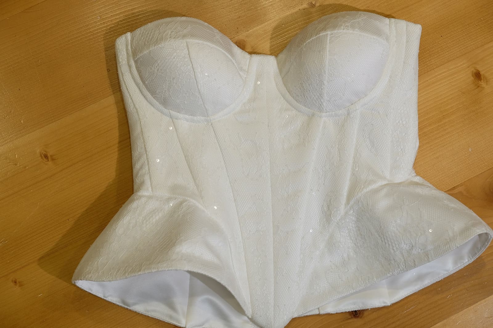 corset front view on table 386584