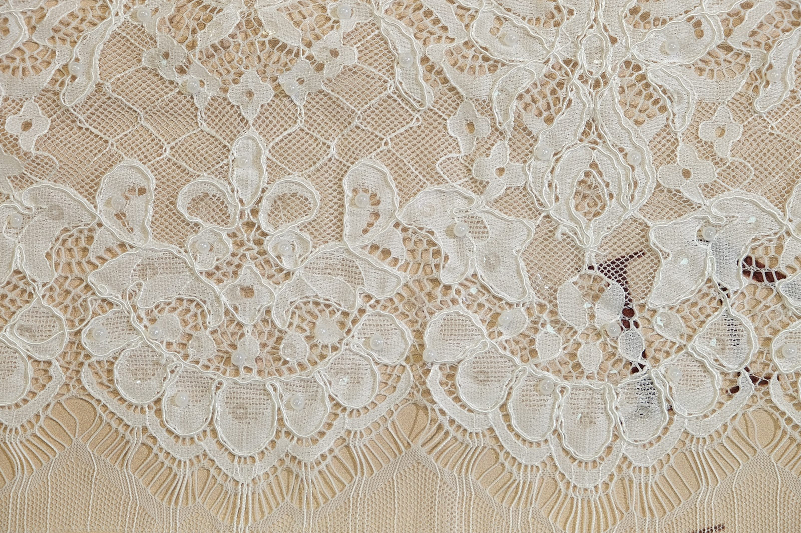 chantilly with beads edge 386744