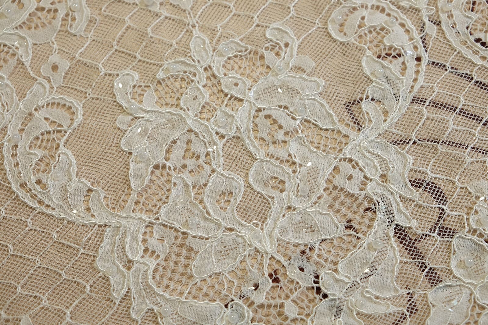 chantilly with beads detail 386744