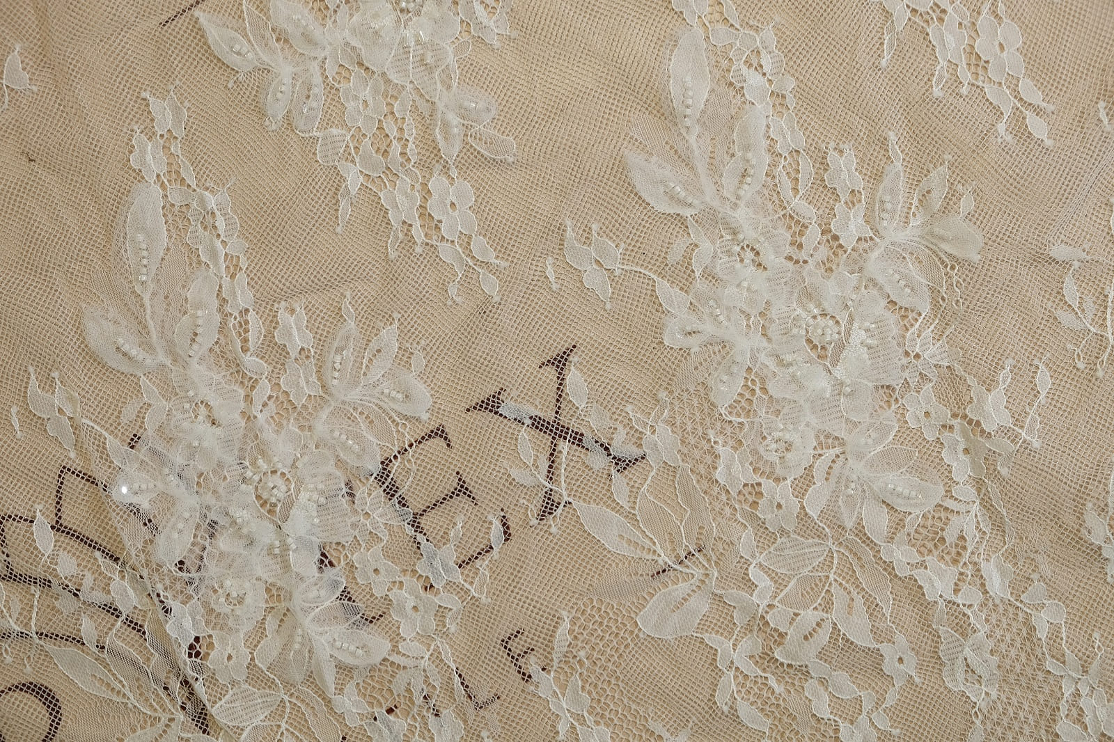 3D chantilly with beads center of canvas 386850