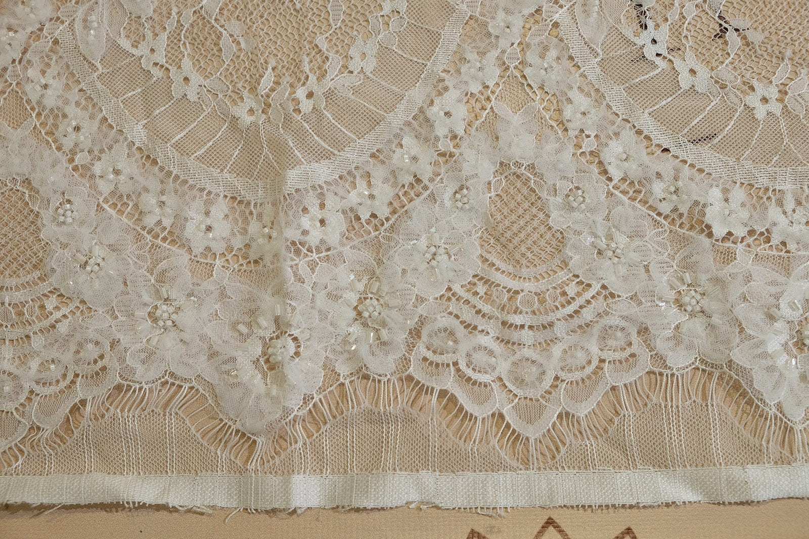 3D chantilly with beads edge 386850