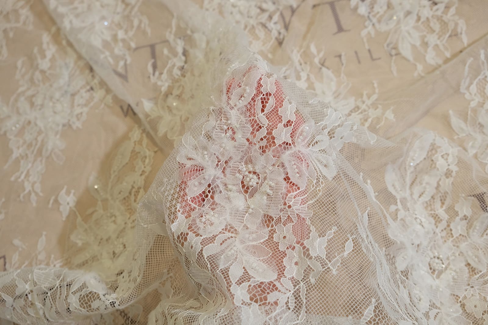 3D chantilly with beads on hand 386850